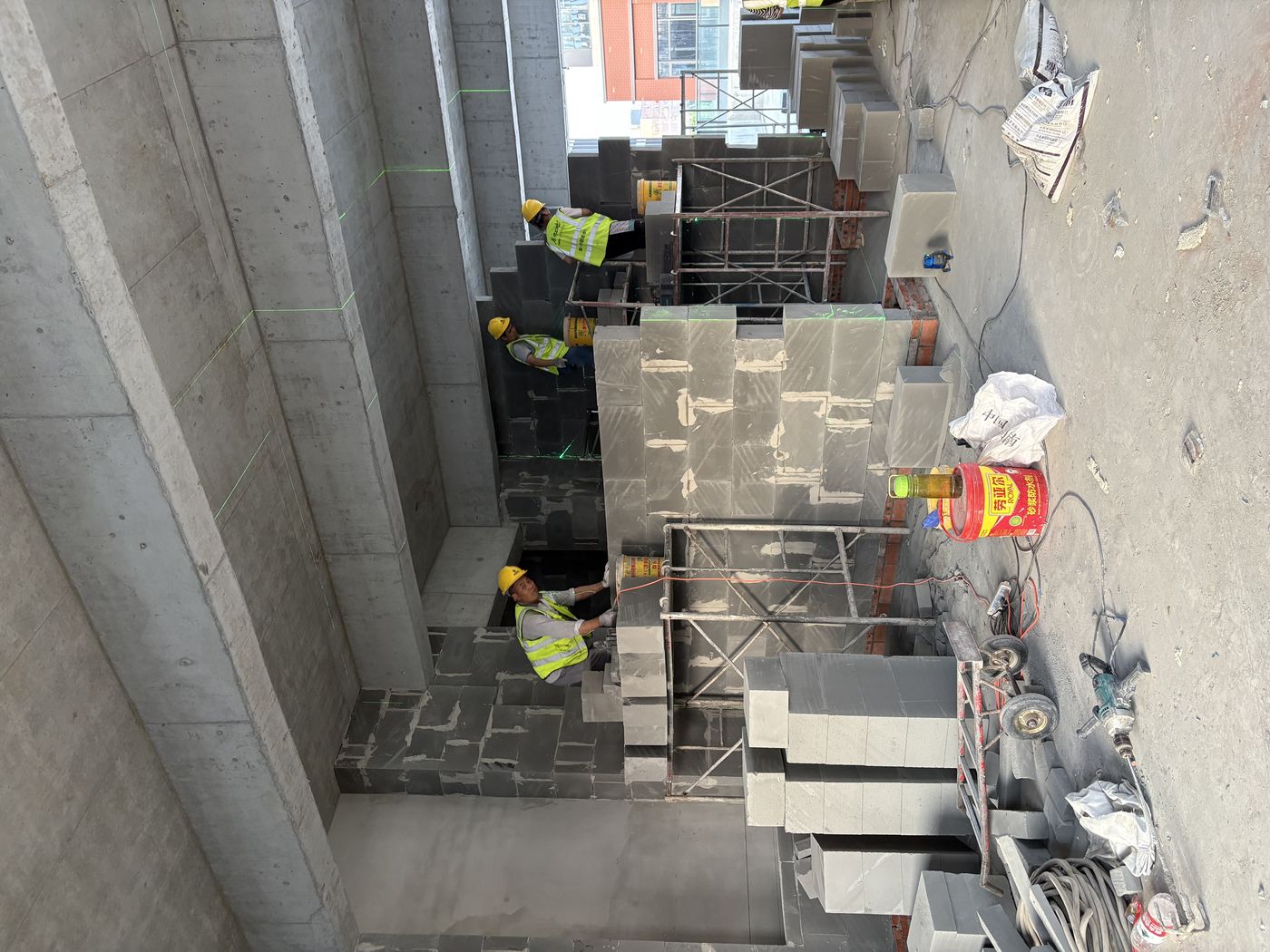 乐融建材施工班组现场作业